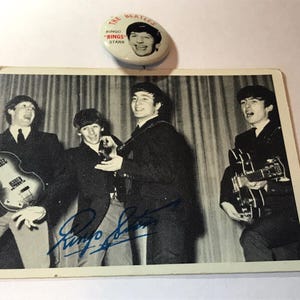 Beatles Button Grüne Ente "Ringo Rings Starr" 1964 Vintage & Topps Sammelkarte