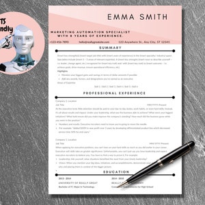 Könnte beinhalten: Eine rosa und graue Lebenslaufvorlage mit dem Namen Emma Smith oben. Der Lebenslauf listet ihre Erfahrung als Marketing-Automatisierungsspezialistin mit 8 Jahren Erfahrung auf. Der Lebenslauf enthält auch eine Zusammenfassung ihrer Fähigkeiten und Erfahrungen sowie ihre Ausbildung und Berufserfahrung.