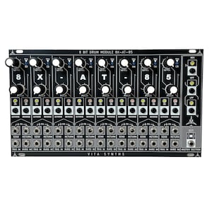 Può includere: Modulo batteria a 8 bit nero con testo e manopole bianche. Dispone di otto canali etichettati con lettere e numeri, ciascuno con controlli per livello, intonazione e attivazione. Include prese send e return e una sezione master. Il testo "VITA SYNTHS" è visibile.