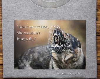 El perro con bozal agresivo no lastimaría a una mosca / Camisa veterinaria del Doctor en Medicina Veterinaria / Humor Veterinario / Camiseta de regalo de Navidad del veterinario