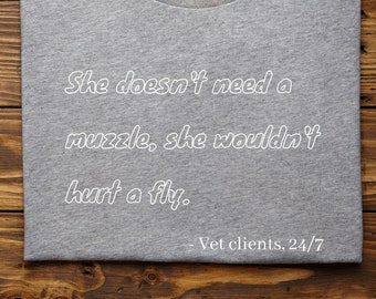 Camisa de cliente divertida de bozal de perro agresiva / Camisa veterinaria del Doctor en Medicina Veterinaria / Humor Veterinario / Camiseta de regalo de Navidad