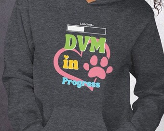 Estudante veterinário DVM moletom com capuz | Doutor em Medicina Veterinária ou moletom DVM de <br> Entrega Rápida? Estudante de Medicina Veterinária | Carregando DVM em andamento | Moletom Unissex