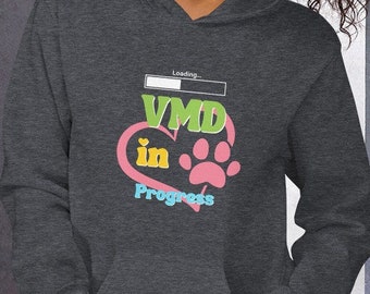 Estudante veterinário VMD moletom com capuz | Doutor em Medicina Veterinária ou moletom DVM de <br> Entrega Rápida? Estudante de Medicina Veterinária | Carregando VMD em andamento | Moletom Unissex