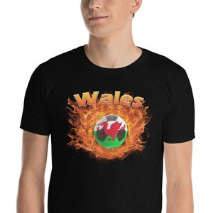 ウェールズ代表サッカー | ウェールズサッカーサッカーTシャツ | 半袖Tシャツ | 炎に包まれたウェールズ国旗ボール | ユニセックスファンスポーツシャツ