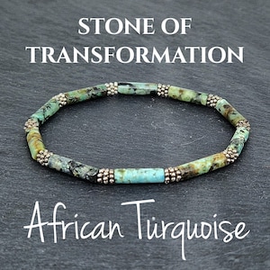 Peut inclure: Un bracelet turquoise et argent avec le texte "Pierre de transformation" et "Turquoise africaine" sur un fond gris foncé.