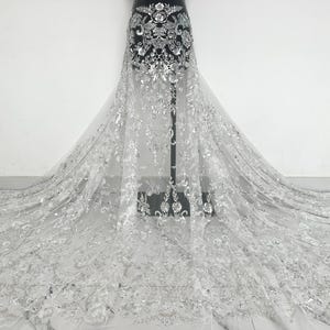Tessuto in pizzo a fiori bianchi, tessuto in tulle con perline e paillettes, tessuto per abiti da sposa, pizzo a fiori con perline, tessuto di design fai da te, tessuto per abbigliamento, tessuto a rete