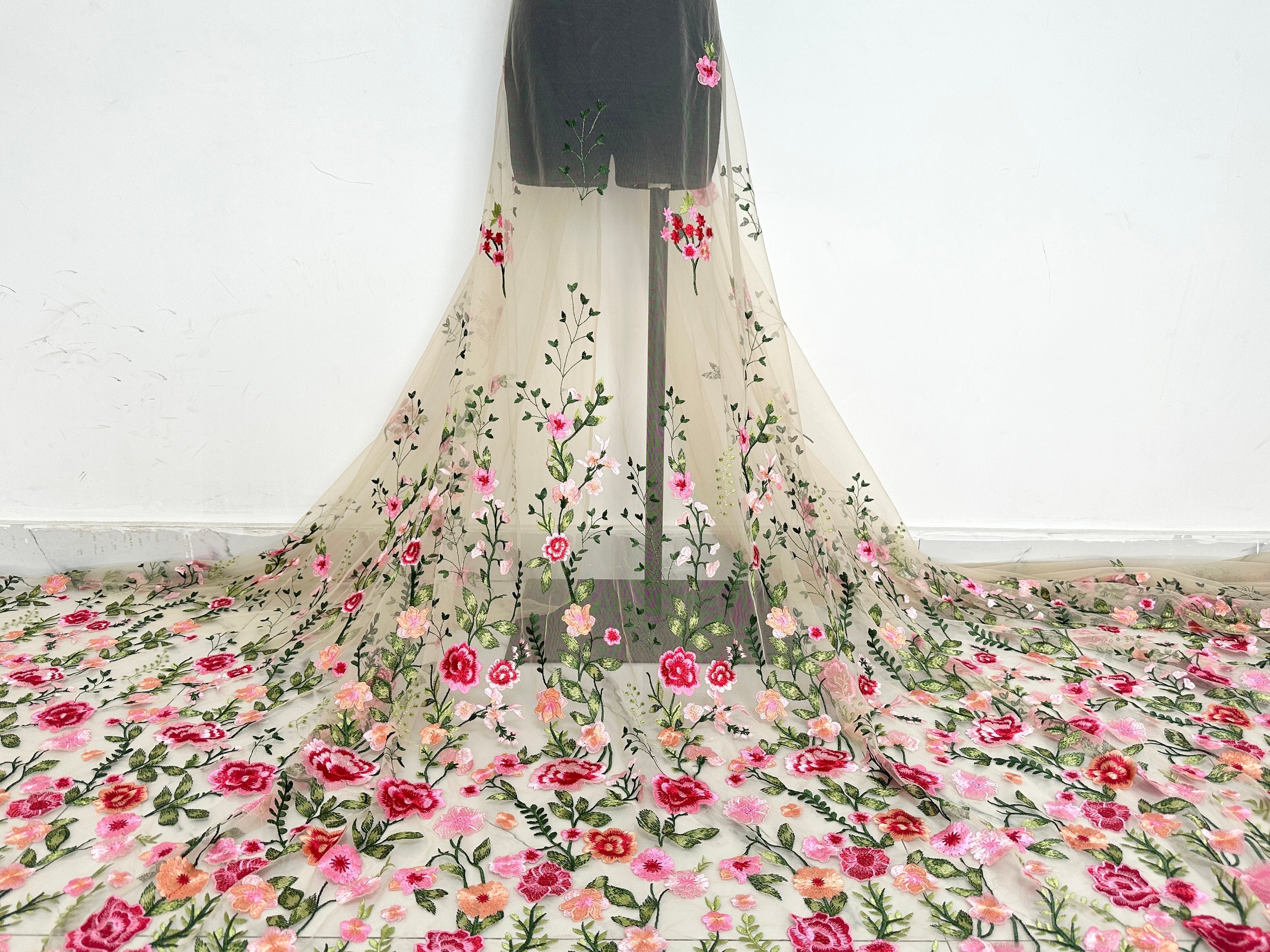 Exquisite embroidery fabrics, dress fabrics, mesh fabrics, lace fabrics by size