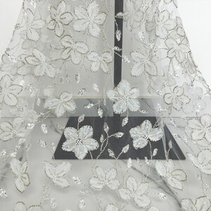 Tessuto di pizzo perlato fiore bianco, tessuto di tulle floreale, pizzo di paillettes, tessuto per abiti da festa, tessuto floreale 3D, tessuto per abiti, tulle a rete