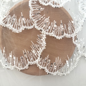 Weißer Pailletten-Fischschuppenstoff, Perlenstoff, Glitzerstoff, Spitzenstoff für DIY-Brautkleider und Kleider für Mädchen