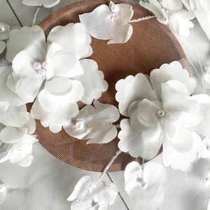 3D立体花チュール生地、白い花のメッシュ生地、DIYブライダルガウンとベール、ヤード単位で販売されるレース生地