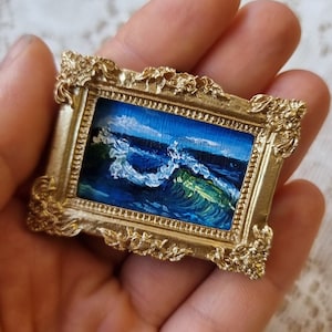 Pintura al óleo en miniatura pintada a mano de olas del océano, 0,79 x 1,18 pulgadas, arte realista en marco dorado vintage, perfecto para casas de muñecas