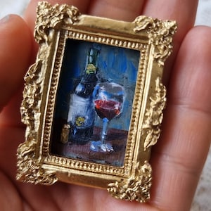 Pintura al óleo en miniatura pintada a mano de una botella de vino y un vaso, 0,79 x 1,18 pulgadas, arte realista en marco dorado vintage perfecto para casas de muñecas