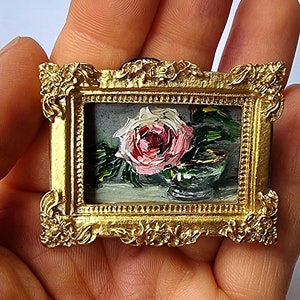 Pintura al óleo en miniatura pintada a mano de una rosa en un jarrón, 0,79 x 1,18 pulgadas, arte realista en marco dorado vintage, perfecto para casas de muñecas