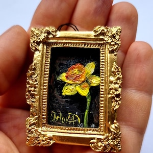 Narciso amarillo en miniatura, pintado a mano, 1,9 x 3 cm, arte realista en marco dorado vintage, ideal para casas de muñecas.