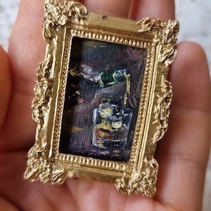Pintura al óleo en miniatura pintada a mano de una botella de whisky y un vaso, 0,79 x 1,18 pulgadas, arte realista en marco dorado vintage, perfecto para casas de muñecas