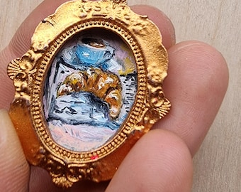 Cuadro al óleo en miniatura de croissant y café - Imán con marco dorado