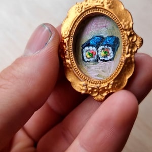 Pintura al óleo en miniatura: sushi en marco dorado ovalado con imán: pequeña obra de arte realista para casa de muñecas (0,8 x 1,2 pulgadas), obra de arte gastronómica.