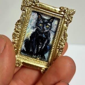 Pintura al óleo en miniatura: pequeño gato negro realista en marco dorado (0,8 x 1,2 pulgadas) Retrato de gato al óleo personalizado