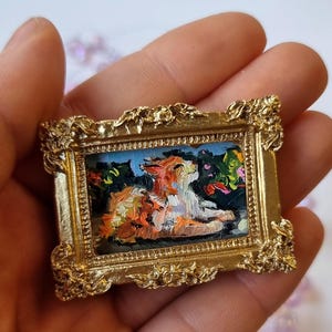 Pintura al óleo en miniatura: pequeño gato pelirrojo realista tomando el sol en marco dorado con imán (0,8 x 1,2 pulgadas)