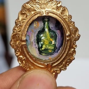 Pintura al óleo en miniatura: botella de vidrio verde pequeña y realista con juego de luces en marco dorado ovalado (0,6 x 0,8 pulgadas)