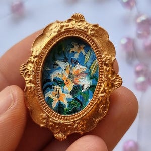 Miniatuurolieverfschilderij – elegante witte lelies in ovale gouden lijst met magneet – perfect als poppenhuisdecoratie (0,6 x 0,8 inch)