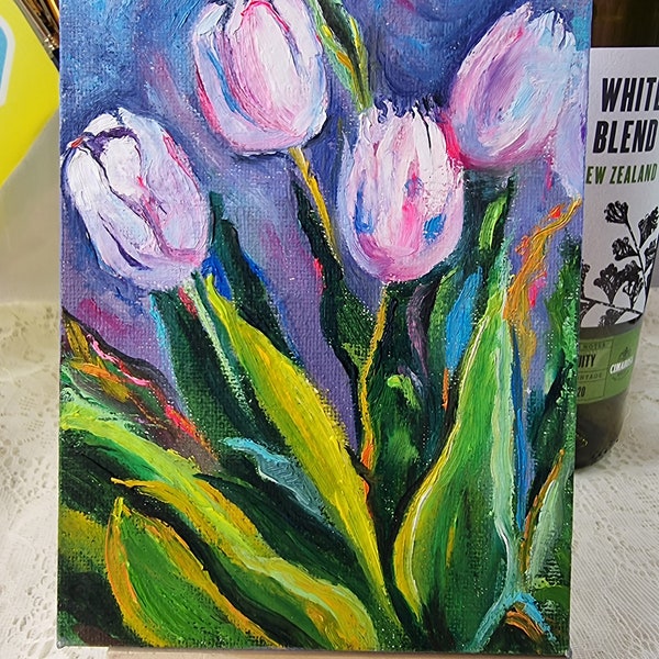Magnifique petit bouquet de tulipes roses vifs. Peinture originale à l'huile avec chevalet. Artiste ukrainienne
