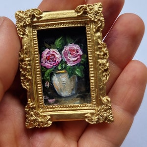 Pintura al óleo en miniatura pintada a mano de peonías en jarrón, 0,79 x 1,18 pulgadas, arte realista en marco dorado vintage, perfecto para casas de muñecas