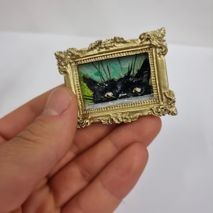 Retrato de gato personalizado • Pintura al óleo en miniatura – Cara de gato negro • 2 x 3 cm en marco dorado • Retrato realista de mascota en miniatura • Regalo hecho a mano para amantes de los gatos