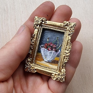¡Recién reabastecido! Miniatura de pintura al óleo: Cerezas en jarrón blanco, marco dorado vintage con imán, arte culinario en miniatura para decorar la cocina de tu casa de muñecas.