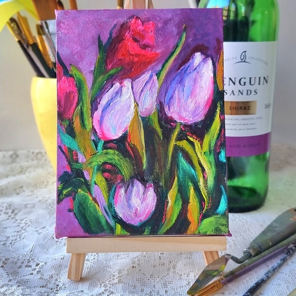 Magnifique petit bouquet de tulipes roses vifs. Peinture originale à l'huile avec chevalet. Artiste ukrainienne