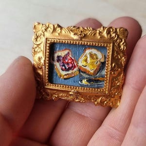 Pintura al óleo en miniatura Tostadas con mermelada y mantequilla de maní en marco dorado con imán: pequeña obra de arte realista para casa de muñecas (0,8 x 1,2 pulgadas).