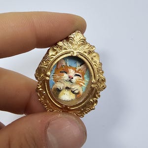 Retrato de gato en miniatura personalizado: pintura al óleo de gato pelirrojo con marco dorado. Arte animal realista de 1,5 x 2 cm. Un regalo único. Un lindo gatito.