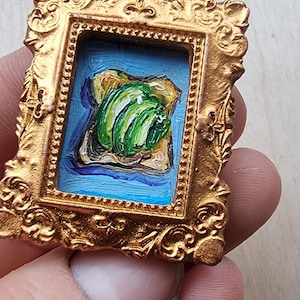 Pintura al óleo en miniatura: Escena de tostada de aguacate, 2 x 3 cm con marco dorado, arte culinario realista, decoración para casa de muñecas, opción de imán, arte en miniatura