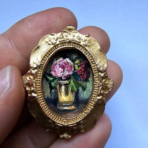 Pintura a óleo em miniatura de peônias – 2 x 3 cm Arte floral original em moldura dourada vintage – Pequena pintura realista de flores, decoração de parede para casa de bonecas