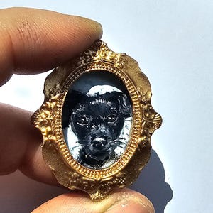 Imán pequeño con retrato de perro personalizado: pintura al óleo en miniatura pintada a mano con marco dorado. Regalo realista para mascotas.