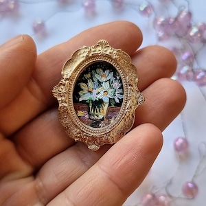 Pintura al óleo en miniatura: flores blancas brillantes en un jarrón de vidrio con marco dorado ovalado e imán, perfecta para la decoración de casas de muñecas (0,6 x 0,8 pulgadas)
