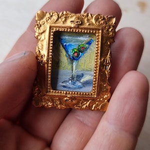 Pintura al óleo en miniatura: Martini con aceitunas en marco dorado con imán. Obra de arte realista en miniatura de 1,5 x 2 cm.