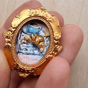 Miniatura de pintura al óleo: Croissant y café en marco dorado ovalado con imán. Obra de arte realista en miniatura (2 x 3 cm).
