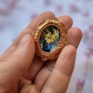 Pintura al óleo en miniatura: narcisos amarillos en jarrón azul en marco dorado ovalado con imán, perfecta para la decoración de casas de muñecas (0,6 x 0,8 pulgadas)