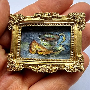 Pintura al óleo en miniatura pintada a mano de una taza de té y una tostada, 0,79 x 1,18 pulgadas, naturaleza muerta realista en marco dorado vintage, perfecta para casas de muñecas