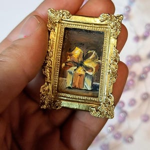 Miniaturowy obraz olejny z magnesem – malutki realistyczny prezent świąteczny ze złotą kokardą w złotej ramie – wyjątkowe dzieło sztuki świątecznej (0,8 x 1,2 cala)