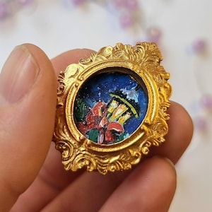 Pintura al óleo en miniatura: farolillo navideño realista diminuto en marco dorado ovalado con imán (0,6 x 0,8 pulgadas)