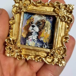 Pintura al óleo en miniatura: retrato diminuto y realista de un Cavalier King Charles Spaniel en un marco dorado cuadrado (4 x 4 cm) Pintura de perro personalizada