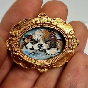 Pintura al óleo en miniatura: pequeño cachorro durmiendo realista en un marco dorado ovalado (0,6 x 0,8 pulgadas) Retrato pequeño de mascota personalizado