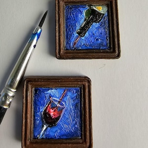 ミニチュア油絵セット – ワインボトル＆グラス – フレーム付き 1.5 x 1.5 cm – リアルでユニークなミニフードアート – モジュラーウォールアート – ドールハウス装飾