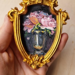 Mini pintura al óleo original realista (3,8 x 7 cm) de peonías rosas en marco dorado vintage para casa de muñecas: retratos personalizados y arte floral.