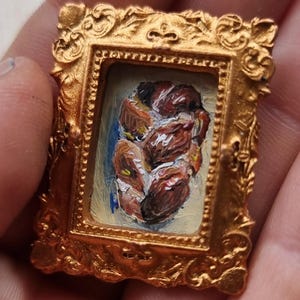 Pintura al óleo en miniatura: pan trenzado en marco dorado con imán: obra de arte pequeña y realista para casa de muñecas (0,8 x 1,2 pulgadas) pintura al óleo de comida
