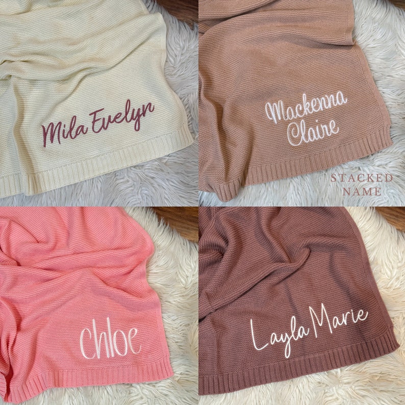Pu&ograve; includere: Un collage di quattro coperte lavorate a maglia in crema, marrone chiaro, rosa e malva. Ogni coperta presenta nomi ricamati: Mila Evelyn in rosso scuro, Mackenna Claire in bianco, chloe in bianco e Layla Marie in bianco. Il testo STACKED NAME &egrave; visibile.