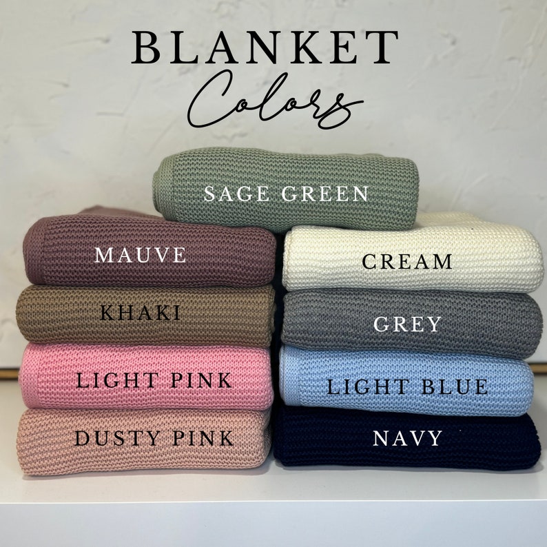 Pu&ograve; includere: Una pila di coperte lavorate a maglia piegate in vari colori con etichette di testo che riportano BLANKET Colors, Sage Green, Mauve, Khaki, Light Pink, Dusty Pink, Cream, Grey, Light Blue e Navy. Le coperte presentano un motivo a maglia testurizzato.