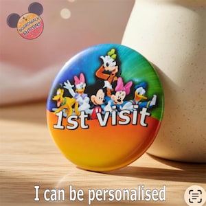 Disney erster Besuch Button | Personalisierte Disney Abzeichen | 1st Trip Mickey & Friends Anstecker | Benutzerdefinierte Name Disney Geschenk | Disneyland Familienausflug